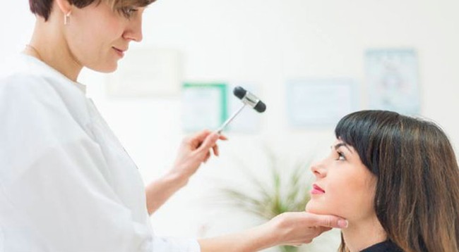 Nah kalau stok foto ini terlihat seperti sang dokter akan memukul wajah pasiennya menggunakan Reflex Hammer. Mungkin lebih baik jika Reflex Hammernya diletakkan terlebih dahulu. Foto: Twitter