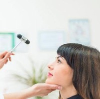 Nah kalau stok foto ini terlihat seperti sang dokter akan memukul wajah pasiennya menggunakan Reflex Hammer. Mungkin lebih baik jika Reflex Hammernya diletakkan terlebih dahulu. Foto: Twitter