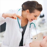 Mungkin niat awal dari dokter anak ini adalah untuk mengetes refleks si anak. Tapi ketika di foto hasilnya jadi seperti ini. Bagaimana menurutmu? Foto: Twitter