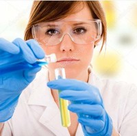 Bisa tebak apa yang salah dalam foto ini? Jika kamu melihat lebih teliti lagi pasti kamu akan menemukan tabung reaksi dari cairan yang berwarna biru ternyata belum dibuka loh tutupnya. Kalau gini sih sudah pasti cairannya tidak akan tercampur. Foto: Twitter