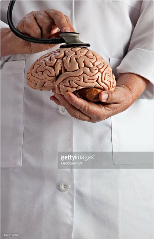 Mungkin ini cara yang tepat jika kamu benar-benar ingin mengerti apa yang ada di pikiran seseorang. Mengeluarkan otaknya dan mendengarkannya menggunakan stetoskop. Lucu atau justru mengerikan? Foto: Twitter