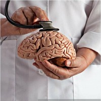 Mungkin ini cara yang tepat jika kamu benar-benar ingin mengerti apa yang ada di pikiran seseorang. Mengeluarkan otaknya dan mendengarkannya menggunakan stetoskop. Lucu atau justru mengerikan? Foto: Twitter