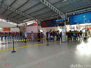 Video Antrean Mengular di Stasiun KRL Bogor, Bus Gratis Dioperasikan