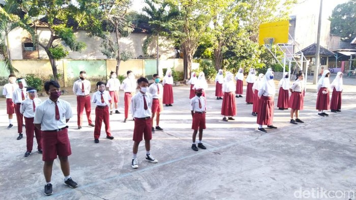 Siswa di Kota Pasuruan melaksanakan sistem belajar di rumah (daring) untuk awal tahun ajaran baru. Sejumlah siswa datang ke sekolah untuk mengambil bahan belajar dan pengenalan singkat lingkungan sekolah.