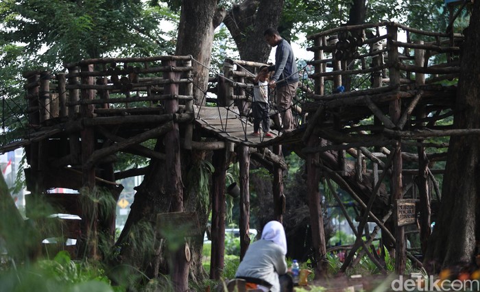 Taman Tomang Masih Ditutup, Kok Ada yang Main? Dinas Pertamanan dan Hutan Kota Provinsi DKI Jakarta secara bertahap kembali membuka Ruang Terbuka Hijau (RTH) di beberapa wilayah Ibu Kota. Tapi Taman Tomang masih ditutup.