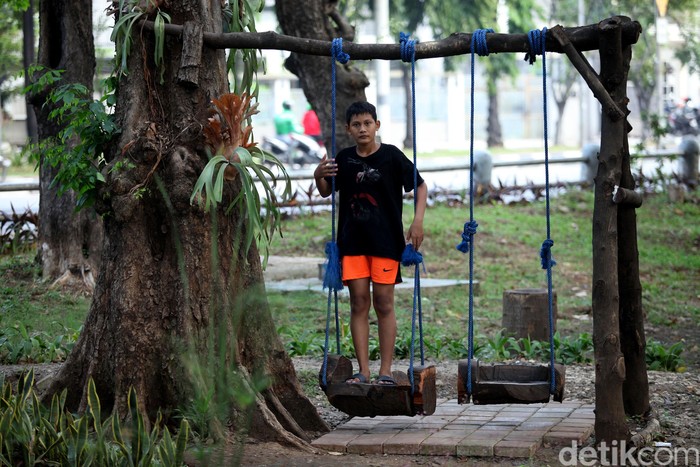Dinas Pertamanan dan Hutan Kota Provinsi DKI Jakarta secara bertahap kembali membuka Ruang Terbuka Hijau (RTH) di beberapa wilayah Ibu Kota. Tapi Taman Tomang masih ditutup.