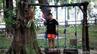 Petugas yang berjaga mengaku kewalahan terutama saat sore hari banyak warga yang masih nekat menerobos larangan dan bermain disana.