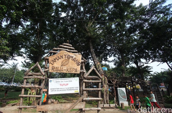 Selama masa PSBB Transisi di Jakarta, sejumlah taman memang masih ditutup pemerintah guna mencegah penularan COVID-19. Beberapa taman yang ada di DKI Jakarta seharusnya dijaga oleh petugas untuk melakukan monitoring terhadap penggunaan area taman. Selama masa PSBB Transisi di Jakarta, sejumlah taman memang masih ditutup pemerintah guna mencegah penularan COVID-19. Beberapa taman yang ada di DKI Jakarta seharusnya dijaga oleh petugas untuk melakukan monitoring terhadap penggunaan area taman.