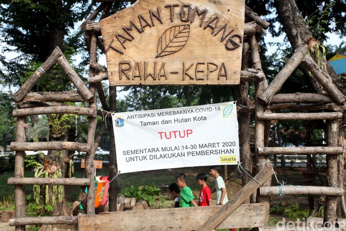 Taman Tomang Masih Ditutup, Kok Ada yang Main? Dinas Pertamanan dan Hutan Kota Provinsi DKI Jakarta secara bertahap kembali membuka Ruang Terbuka Hijau (RTH) di beberapa wilayah Ibu Kota. Tapi Taman Tomang masih ditutup.