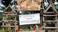 Taman yang berada di samping fly over tomang ini padahal sudah jelas ditutup dan diberi spanduk penutupan oleh petugas. Ada saja masyarakat dan warga yang nekat tetap menerobos untuk bermain.