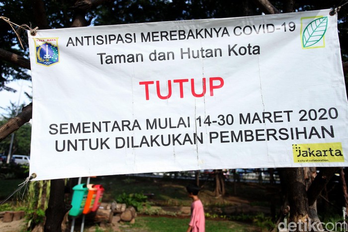 Taman Tomang Masih Ditutup, Kok Ada yang Main? Dinas Pertamanan dan Hutan Kota Provinsi DKI Jakarta secara bertahap kembali membuka Ruang Terbuka Hijau (RTH) di beberapa wilayah Ibu Kota. Tapi Taman Tomang masih ditutup.