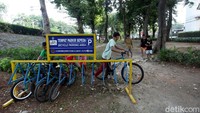 Selain kewajiban memakai masker, mencuci tangan dan tidak berkerumun, warga yang berusia di atas 60 tahun, anak-anak (0-9 tahun), ibu hamil atau juga warga yang mempunyai penyakit bawaan atau komplikasi masih dilarang mengunjungi RTH.