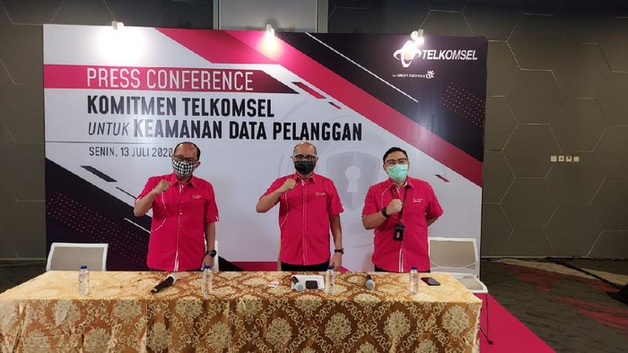 Telkomsel memastikan dan menjamin bahwa semua data pelanggannya tersimpan dengan aman serta terjaga kerahasiannya.
