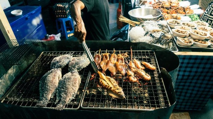 Pasar Seafood Dikaitkan dengan Ledakan Kasus COVID-19 di Thailand