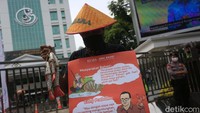 Mereka menolak dikeluarkannya Peratuan Menteri (Permen) No. 12 Tahun 2020 yang membukan izin ekspor benih lobster.
