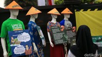 Dalam aksinya, mereka membawa manekin dan berbagai poster.