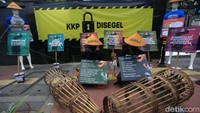 Mereka juga membentangkan spanduk bertuliskan KKP Disegel di depan gedung KKP.