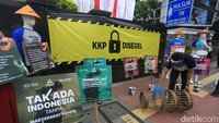 Legalisasi ekspor benih lobster diatur dalam Peraturan Menteri Kelautan dan Perikanan (Permen KP) No 12/2020 tentang Pengelolaan Lobster (Panulirus spp), Kepiting (Scylla spp), dan Rajungan (Portunus spp) di Wilayah Negara Republik Indonesia, yang ditetapkan pada 4 Mei 2020.