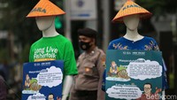 Seorang polisi tampak menjaga aksi ini.