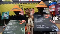 Sejumlah aktivis KIARA menggelar aksi simpati di depan Kantor Kementrian Kelautan dan Perikanan, Jakarta, Senin (13/7/2020).