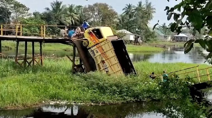 Truk terperosok akibat jembatan di Ogan Ilir Sumsel putus