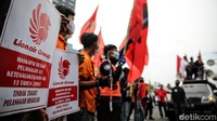 Mereka menuntut hak yang disebut belum dibayarkan oleh manajemen perusahaan usai di-PHK beberapa waktu lalu.