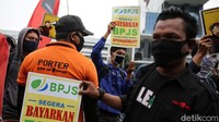 Para pendemo menyatakan jumlah karyawan yang diberhentikan sekitar 900 orang dengan sebagian besar menempati bagian porter dan operator lapangan.