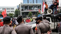 Para pekerja tersebut telah mengabdi selama tahunan hingga belasan tahun namun tetap berstatus pegawai outsourcing dan kontrak.