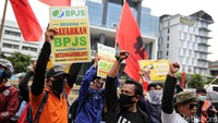 Sejumlah hak yang diminta antara lain pembayaran tiga bulan tunggakan iuran BPJS Kesehatan; sisa THR yang baru dibayarkan sebesar Rp1,5 juta dari yang seharusnya sebesar upah minimum kota (UMK) Rp 4,1 juta; dan pesangon kepada para pekerja yang diberhentikan secara sepihak.
