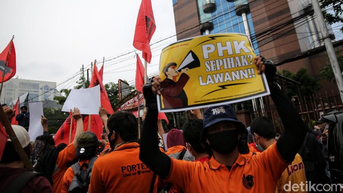 Para pekerja alih daya (outsourcing) yang kebanyakan porter Lion Air menggeruduk Lion Air Tower, Jakarta. Mereka menuntut hak usai PHK beberapa waktu lalu.