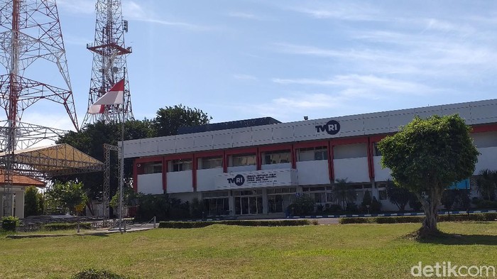 Dua pegawai Televisi Republik Indonesia (TVRI) Jawa Timur meninggal. Kedua pegawai itu meninggal dengan status positif COVID-19.