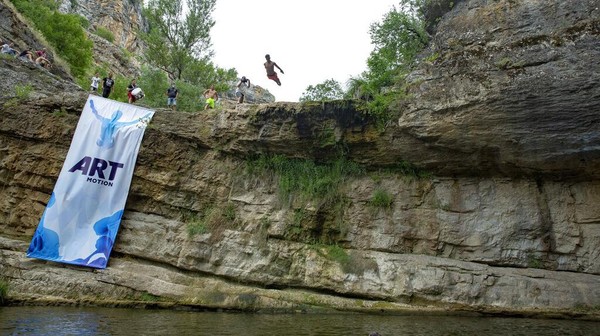 Sejumlah peserta ada yang melompati tebing di ketinggian 8 meter hingga 17 meter lho.