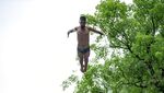 Yuk, Ikutan Uji Nyali Lompat Air Terjun 17 Meter di Kosovo
