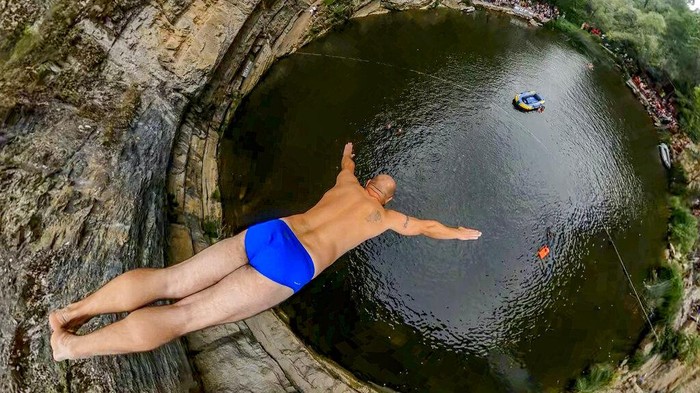 Ajang lomba lompat dari tebing air terjun kerap diikuti oleh para adrenalin junkie. Kompetisi ekstrem itu salah satunya digelar di Kosovo, berani ikutan?