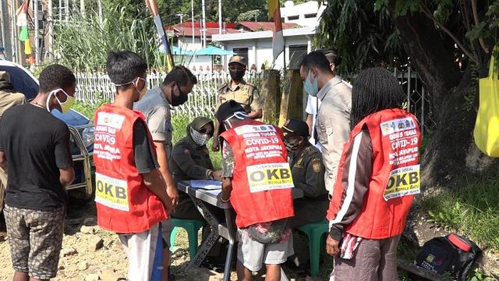Warga Jayapura tak bermasker disanksi dengan dipakaikan rompi orang kepala batu (OKB) (dok. Istimewa)