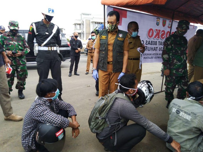 Warga tak bermasker di Makassar dihukum push up dan jalan jongkok (dok. Istimewa).