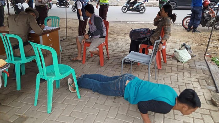 Warga tak bermasker di Makassar dihukum push up dan jalan jongkok (dok. Istimewa).