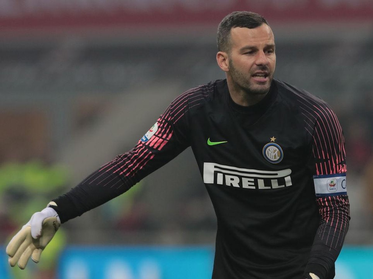 Samir Handanovic membuat blunder yang membuat Inter Milan kebobolan saat menghadapi Torino (Foto: Getty Images/Emilio Andreoli)
