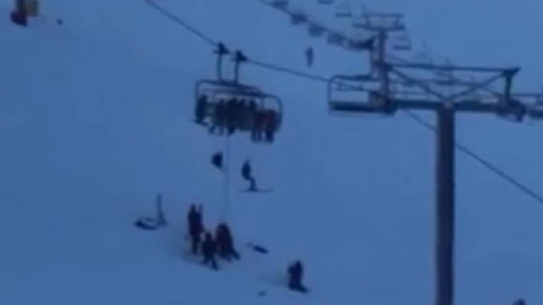 12 Wisatawan Terjebak di Kereta Gantung 12 Wisatawan Terjebak di Kereta Gantung saat mau main ski di Mt Hutt