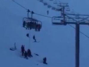 Mau Main Ski, 12 Wisatawan Malah Terjebak di Kereta Gantung