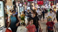 Pasar ini telah dibangun sejak tahun 1461 atas perintah Sultan Mehmed II, Raja Turki yang kala itu berkuasa. Lokasinya di kompleks kota Istanbul yang juga tak jauh dengan Masjid Biru dan Hagia Sophia. Burak Kara/Getty Images  