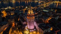 Memiliki tinggi 66.9 meter, Menara Galata sudah berdiri lebih dari 600 tahun yang lalu. Menara ini pertama kali beroperasi tahun 1348 pada masa kekaisaran Romawi, menguasai wilayah kota yang dahulu dinamai Konstantinopel. Burak Kara/Getty Images  
