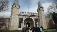 1. Istana Topkapi berlokasi satu kompleks dengan Hagia Sophia. Bangunan ini merupakan tempat tinggal kekhalifahan Ottoman selama hampir 400 tahun. Sean Gallup/Getty Images  