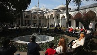 Istana ini menyimpan berbagai peninggalan Nabi Muhammad SAW, sahabat dan keluarganya. Ada pula sejumlah barang penting yang melekat di Kakbah pada zaman dahulu. Saat musim semi, pemandangan bunga tulip terhampar di kanan dan kiri, membuat perjalanan wisatawan tak terlupakan. Sean Gallup/Getty Images  