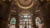 Masjid Biru tampak mencolok dari tepi dermaga yang memisahkan antara Turki di Benua Asia dan Benua Eropa. Setiap sisi halaman masjid meninggalkan kisah sejarah yang tak ada habisnya, berbagai acara keagamaan dan kekaisaran digelar di sini. Chris McGrath/Getty Images  