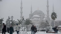 Turis yang masuk ke masjid tidak akan mengganggu rumah ibadah umat islam ini. Ada pembatas yang dikhususkan bagi pendatang yang ingin shalat. Rasa saling menghormati terjaga dengan baik di masjid ini. Chris McGrath/Getty Images  