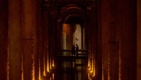 3. Bangunan bersejarah lainnya di Istanbul yaitu Basilika Cistern. Bangunan ini mencakup wilayah seluas 9.800 m2 yang ditopang oleh 336 tiang dengan 12 baris. Chris McGrath/Getty Images  