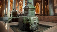 Pada abad ke-6, Basilika Cistern merupakan tempat persediaan air. Dibangun oleh Kaisar Justinianus, kedalamannya mencapai 70 m dengan panjang 150 m. Tempat ini dikelilingi oleh dinding setebal 4 m. Air yang terdapat di bangunan ini berasal dari hutan Beogard yang letaknya 19 km dari kota Istanbul. Dan Kitwood/Getty Images  