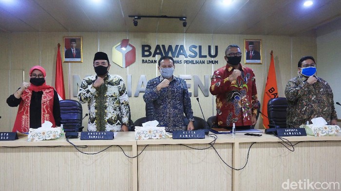 6.492 KTP ASN Terdaftar Dukung Calon Perseorangan Pilkada 2020 Badan Pengawas Pemilu (Bawaslu) menggelar jumpa pers soal temuan ribuan KTP milik ASN yang digunakan untuk mendukung calon perseorangan di Pilkada 2020. Kok Bisa?