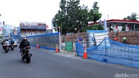 Sementara itu untuk jalur Jalan Supratman, sejauh ini sudah dilakukan penutupan. Sehingga kendaraan yang mau masuk ke Jalan Supratman belok terlebih dahulu di samping SPBU. Sementara untuk rekayasa jalan di Gatot Soebroto yang juga tengah melakukan pembangunan flyover, sejauh ini belum dilakukan rekayasa lalin. Bayu mengatakan kondisi Jalan Laswi masih mencukupi.